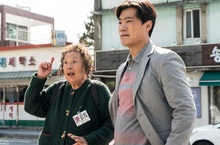 《名偵探奶奶》羅文姬從影近60年，首次挑戰偵探動作片 李熙俊盛讚：如變色龍般演技