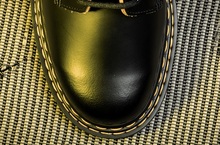 比經典更經典的選擇！Dr. Martens 頑強基因再進化！ Heritage Distortion系列震撼登陸，〝雙黃線〞給你加倍經典、加倍吸睛！