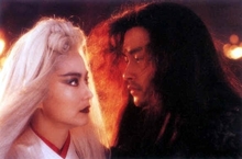 永遠的巨星張國榮愛情武俠代表作《白髮魔女傳》  林青霞獻出最大尺度水戰激情戲 哥哥一句「你相信我」換來大美人神回覆  戲裏戲外感情深厚  林青霞用文字追憶哥哥