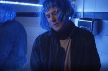 癌末露臀縱情酒吧《我的親親小妹》金獎影帝攜”槍”解放！  好閨密拍出親兄妹！女力導演默契搭檔再造就瑞士影壇年度巔峰