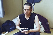 岡田准一攀上失速飛車  《殺手寓言：殺手不殺人》鷹架搏命狂奔