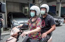為帕運選手打氣 SYM致贈泳將陳亮達機車