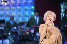 「阿信」返老還童！脫衣舞、K歌通通來 零偶包驚呆全劇組