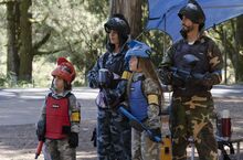 有這款爸媽！?  《丟包大作戰》老媽硬闖女兒「激戰現場」、老爸漆彈狂射小孩！
