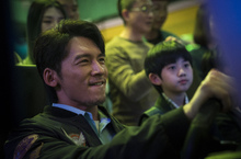温昇豪蓄鬍跛腳突變新手爸  《我和我的賽車老爸》將引領今秋票房