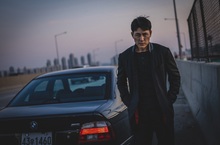 橫掃海外影展！青龍影帝鄭雨盛繼《獵首密令》再創動作巔峰 《保護者》153國瘋搶上映！