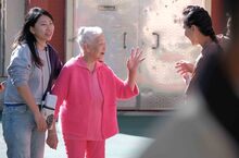 就算忘詞也沒關係！孫女攜暖心劇組伴失智症奶奶「拍電影」