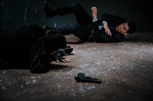 彭于晏拍攝酒窖動作戲 不小心被玻璃割傷流血 止血後又投入拍攝 十足敬業