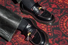 跨足龍年迎新春！Dr. Martens 龍年限定鞋款霸氣登場！ 吉祥「紅金」配色與「龍紋」細節點綴年節賀歲氛圍