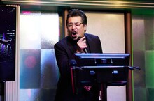綾野剛豁出去了！全假音演唱X Japan神曲「紅」 卻遭國中生批「好噁心」