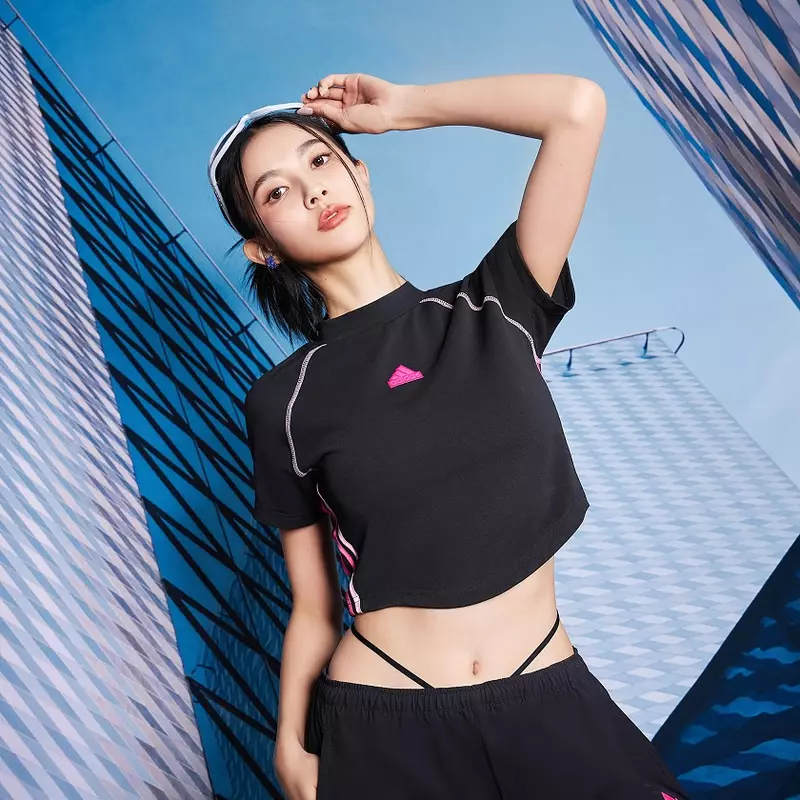 adidas Sportswear重新詮釋Y2K千禧浪潮，心機造型綁帶成為女孩必備指標，學院派男款服飾展現復古休閒感