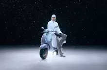 Vespa 946 Snake：全新限量特仕版靈動亮相！ 以冰雪般的優雅魅力迎接璀璨蛇年