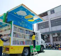 ISUZU台北合眾汽車推廣閱讀教育 打造彩繪書車「行動圖書館」 3月全新啟航