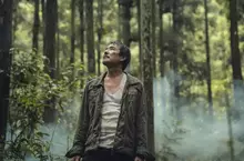 陳如山化身癲父深山尋子！《山忌 黃衣小飛俠》中邪演技嚇壞愛貓 陳孝萱素顏憔悴演悲母  一照鏡子嚇到自己  導演冊封「詭異擔當」