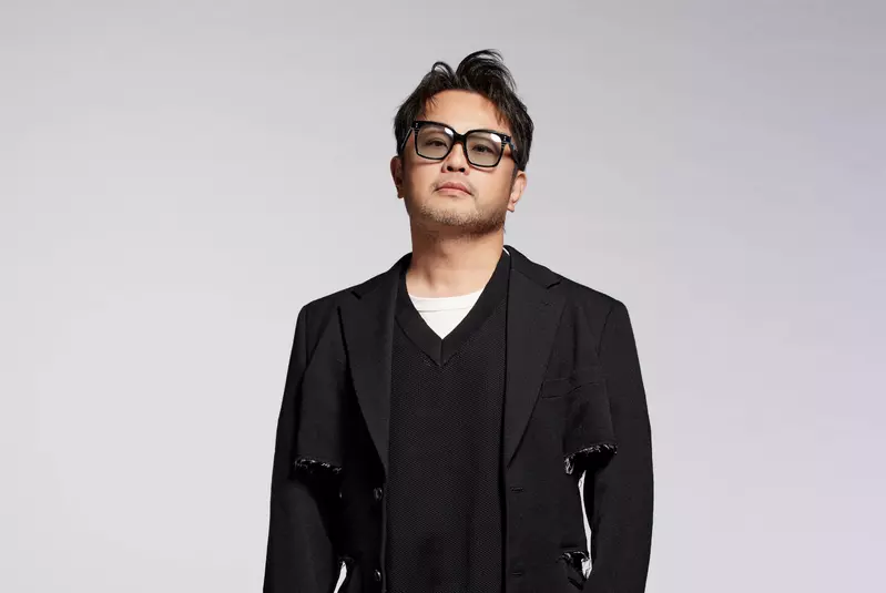 蘇震洋〈比寂寞更寂寞〉MV 瀟灑「自宮」留台德混血蒲禾菲唱獨角戲 成就第一視角MV