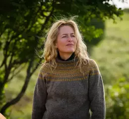 《X檔案》金球視后素顏演出《鹽路上有你》  真實主角哭著看完