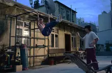 新生代演員林家熙出道10年 首次獲得主演機會 卯足全力練泰拳 以2周時間操出六塊肌 操到精神恍惚意外和角色吻合 新生代演員林家熙出道10年 首次獲得主演機會 卯足全力練泰拳 以2周時間操出六塊肌 操到精神恍惚意外和角色吻合