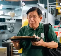 新加坡票房天王導演梁志強自導自演爆笑電影《AI拼才會贏》  集合老班底程旭輝 莫小玲聯手搞笑 8月1日全台上映