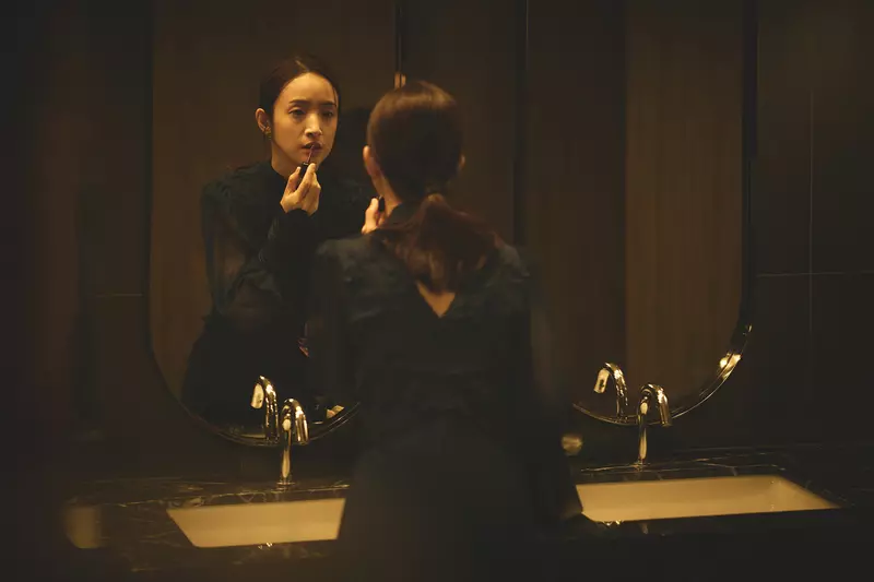 林依晨首部自製、自演電影《失明》主預告曝光  全心力挑戰完美醫生娘