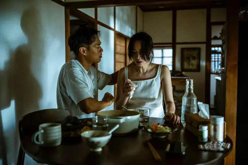 地表最恐怖孕婦降臨！蔡思韵遭附身魔化 猛吞內臟痛苦狂嘔