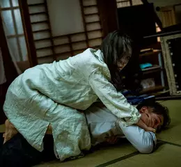 男神楊祐寧《泥娃娃》反轉硬漢形象 遭地表最恐怖孕婦壓制在地