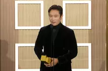 韓國第一人！李炳憲獲頒多倫多影展「特別貢獻獎」 台上謝導演朴贊郁助圓夢 讚【徵人啟弒】「非看不可」