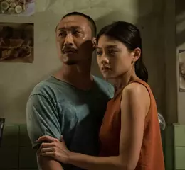 香港動作電影《阿龍》 10月17日全台上映 歌壇天王鄭中基自導自演 6個月肉體改造 胸圍爆增到48吋 化身筋肉復仇者