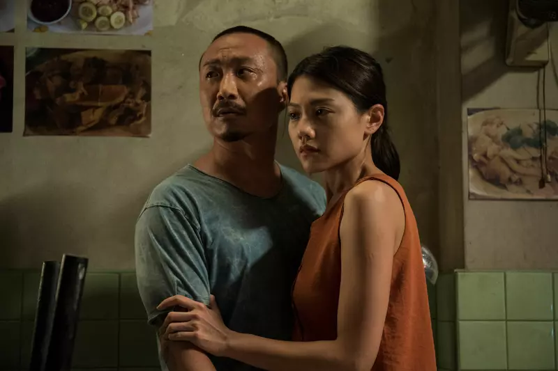 香港動作電影《阿龍》 10月17日全台上映 歌壇天王鄭中基自導自演 6個月肉體改造 胸圍爆增到48吋 化身筋肉復仇者
