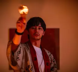張軒睿蓄鬍少年白《泥娃娃》化身通靈驅魔師 結手印練畫符對抗魔王級陰靈