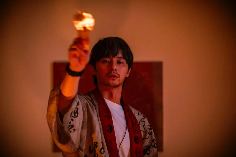 張軒睿蓄鬍少年白《泥娃娃》化身通靈驅魔師 結手印練畫符對抗魔王級陰靈