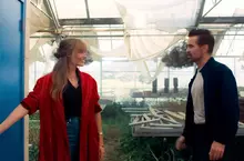 瑪格羅比【奇幻導航】首映會透視禮服驚豔全場 攜手柯林法洛走上療癒浪漫之旅