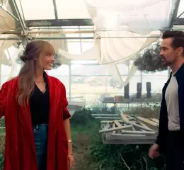 瑪格羅比【奇幻導航】首映會透視禮服驚豔全場 攜手柯林法洛走上療癒浪漫之旅