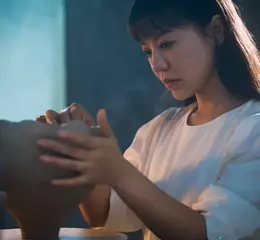 「戲劇天后」丁噹顛覆過往演繹「變鬼后」 首度詭魅獻聲同名電影《泥娃娃》的主題曲