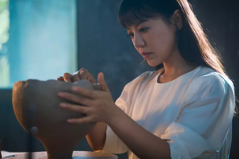 「戲劇天后」丁噹顛覆過往演繹「變鬼后」 首度詭魅獻聲同名電影《泥娃娃》的主題曲