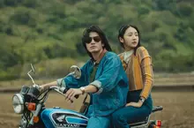 台韓愛情電影《那張照片裡的我們》定檔12/24聖誕跨年 前導預告曝光！李沐攜手韓星振永、宋柏緯重返1977玩復古浪漫 振永帥秀中文「勇敢，有代價」  動盪年代扣人心弦 
