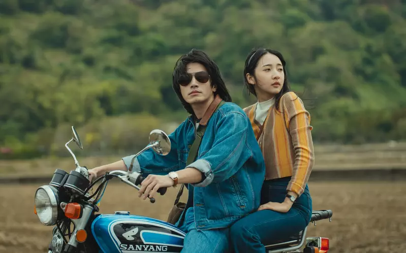 台韓愛情電影《那張照片裡的我們》定檔12/24聖誕跨年 前導預告曝光！李沐攜手韓星振永、宋柏緯重返1977玩復古浪漫 振永帥秀中文「勇敢，有代價」  動盪年代扣人心弦 