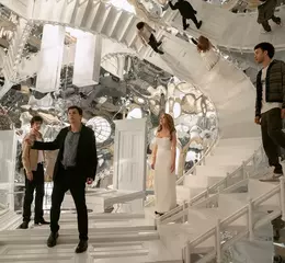 全球狂賣220億！經典魔術犯罪大片回歸 【出神入化3】揭開史上最大魔術劫案 真實魔術實景拍攝 打造魔術版『無限城』 全球首見「艾姆斯小屋」光學幻覺格鬥場景 導演：「回歸真實魔術，大銀幕見證奇蹟！」