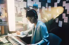 大Q秉洛2025年帶著全新企劃《深夜專屬 Q.R.Code》回歸 全新單曲〈唱我們的歌 My Song〉已於各大數位音樂平台全面發行