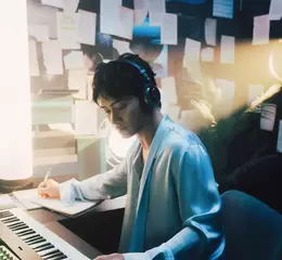 大Q秉洛2025年帶著全新企劃《深夜專屬 Q.R.Code》回歸 全新單曲〈唱我們的歌 My Song〉已於各大數位音樂平台全面發行