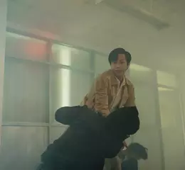 電影《那張照片裡的我們》重現70年代中壢 抗議大場面300臨演上陣驚見「石頭雨」 振永一打五展俐落身手 台灣首座跆拳道館是韓國人開的！金教練就此誕生