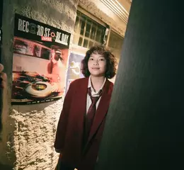 「純愛天然系唱作歌手」JOYCE就以斯2025年創作專輯《才華換桃花 Talent Flower》專輯於12/12本週五在各大數位音樂平台全面發行