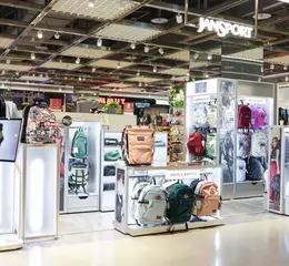 JanSport首間直營店 信義A11開幕