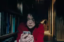 「艾美獎影后」晉身「尖叫女王」  藉《顫懼》向《鬼店》致敬