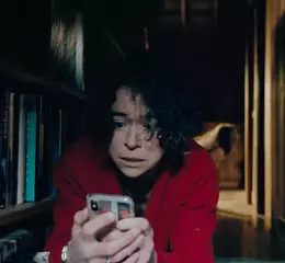 「艾美獎影后」晉身「尖叫女王」  藉《顫懼》向《鬼店》致敬