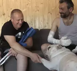 退伍軍人戰後PTSD被治療犬治癒 滿懷感謝投身國際動物救援行動 日本導演遠赴烏克蘭紀錄【戰火下的毛孩】處境 1月底赴台親身分享經歷