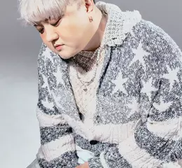 葵剛 2025 全新專輯《歡迎來到不受歡迎的人俱樂部》已在各大數位音樂平台發行