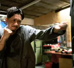 香港動作電影《金童》 男主角張繼聰戲裡戲外都超勵志 不想花兩年時間肉體改造 挑戰演技的作品不見天日 自費六位數港幣完成電影