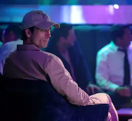 《豪門殺人指南》國際版海報釋曝光 葛倫鮑威爾首度挑戰暗黑角色  2月26日 致富攻略強勢登場