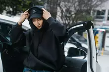 SACA 宣佈金鐘演員黃冠智出任品牌好友 以「碳纖維美學」演繹 2026 新春輕奢穿搭