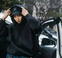 SACA 宣佈金鐘演員黃冠智出任品牌好友 以「碳纖維美學」演繹 2026 新春輕奢穿搭